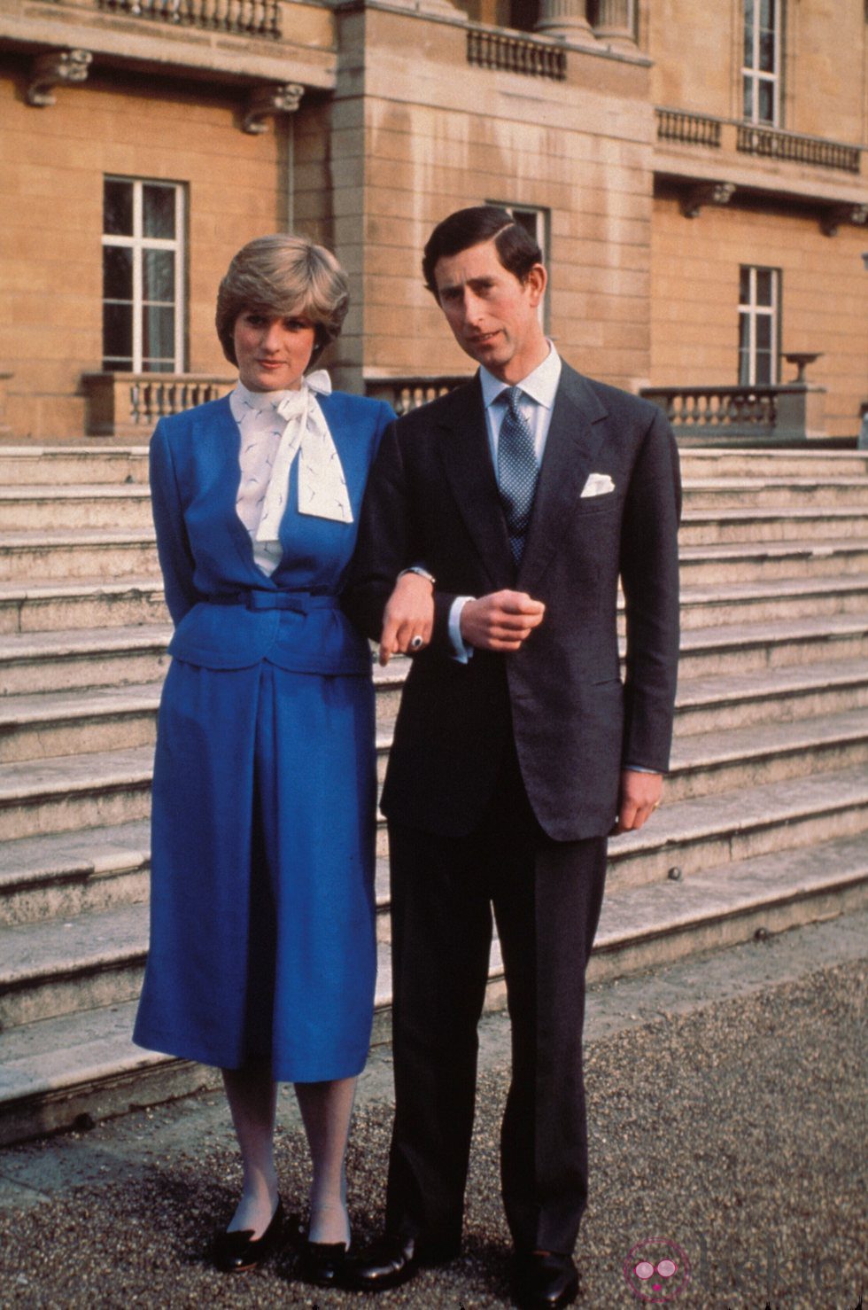 Lady Di con un vestido azul en la pedida de mano del Príncipe Carlos