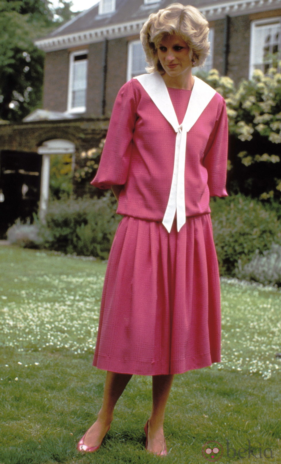 Lady Di con un vestido rosa fucsia en el jardín