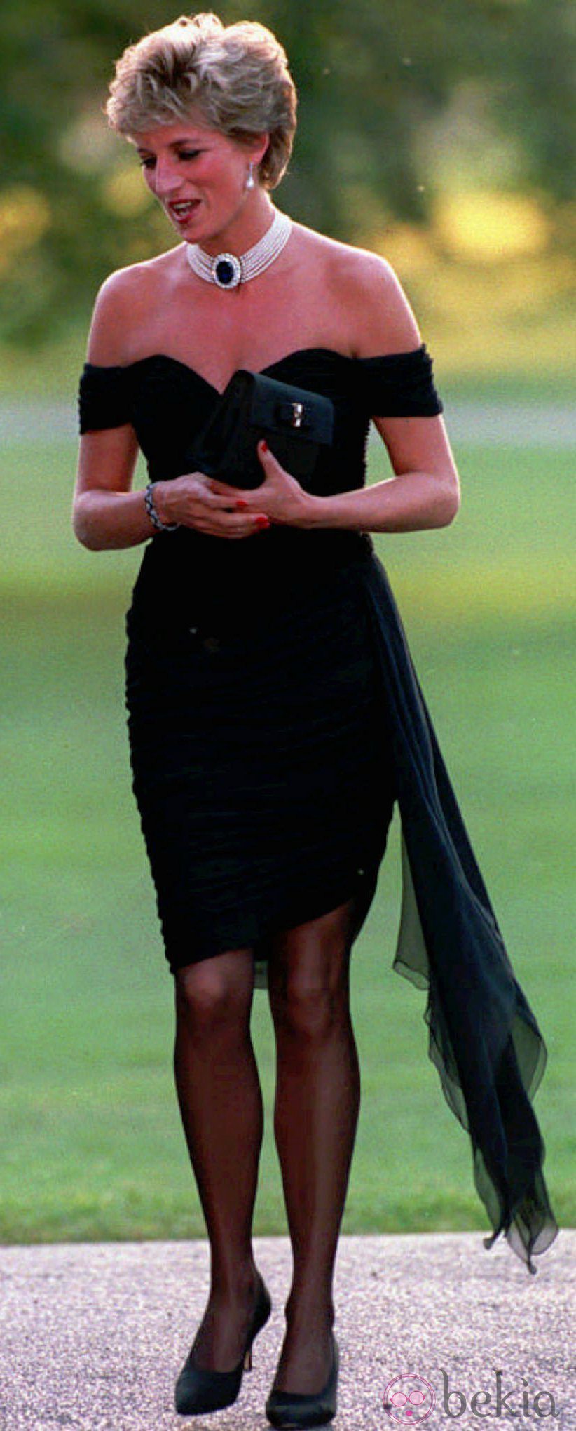 Lady Di con un vestido negro palabra de honor en un acto oficial