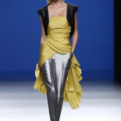 Pantalón gris metalizado de la colección primavera/verano 2014 de Roberto Torretta en Madrid Fashion Week