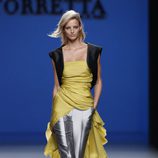 Pantalón gris metalizado de la colección primavera/verano 2014 de Roberto Torretta en Madrid Fashion Week