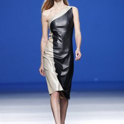 Vestido bicolor de la colección primavera/verano 2014 de Roberto Torretta en Madrid Fashion Week