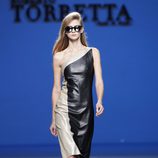 Vestido bicolor de la colección primavera/verano 2014 de Roberto Torretta en Madrid Fashion Week