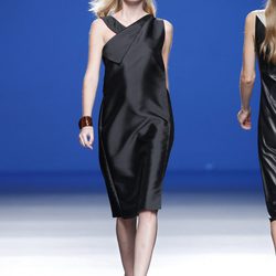 Vestido negro de la colección primavera/verano 2014 de Roberto Torretta en Madrid Fashion Week