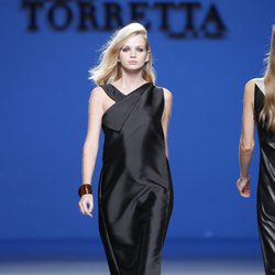 Vestido negro de la colección primavera/verano 2014 de Roberto Torretta en Madrid Fashion Week