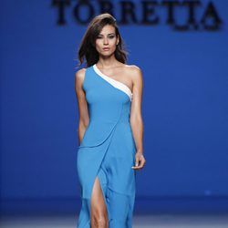 Vestido asimétrico de la colección primavera/verano 2014 de Roberto Torretta en Madrid Fashion Week