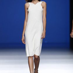 Vestido blanco de la colección primavera/verano 2014 de Roberto Torretta en Madrid Fashion Week