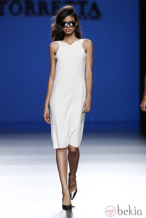Vestido blanco de la colección primavera/verano 2014 de Roberto Torretta en Madrid Fashion Week
