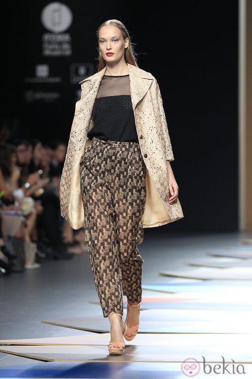 Top negro con transparencias de la colección primavera/verano 2014 de Ailanto en Madrid Fashion Week