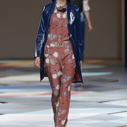 Abrigo azul plastificado de la colección primavera/verano 2014 de Ailanto en Madrid Fashion Week