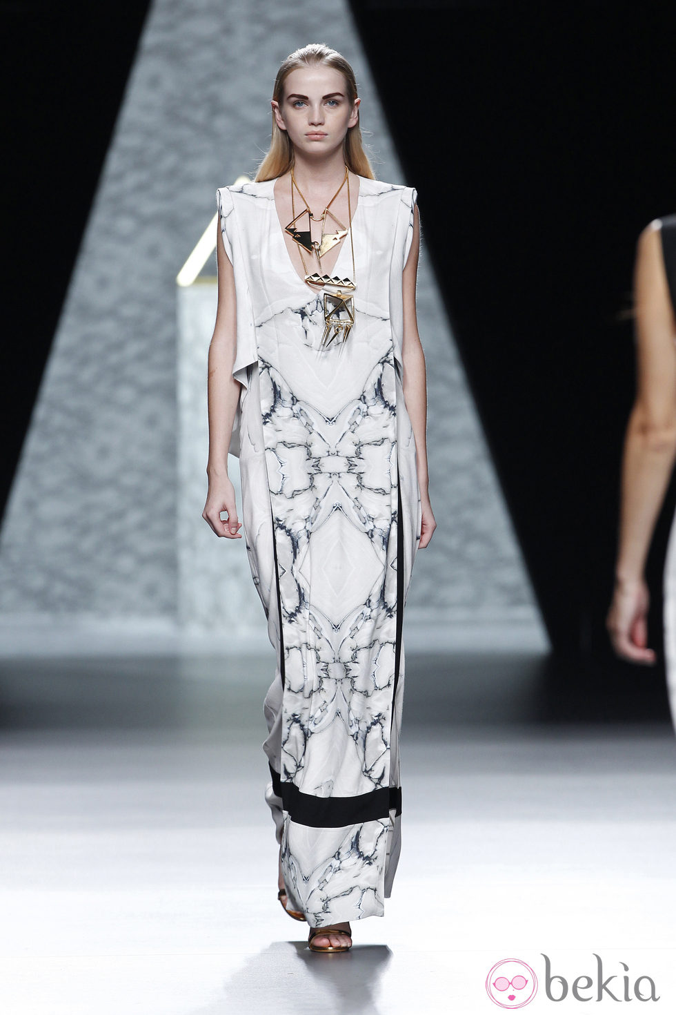 Vestido de superposiciones de la colección primavera/verano 2014 de Ana Locking en Madrid Fashion Week