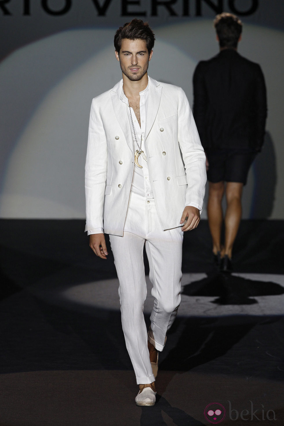 Traje blanco masculino de la colección primavera/verano 2014 de Roberto Verino en Madrid Fashion Week
