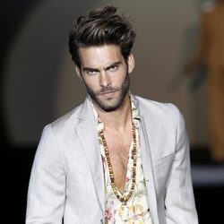 Jon Kortajarena con un traje gris de la colección primavera/verano 2014 de Roberto Verino en Madrid Fashion Week