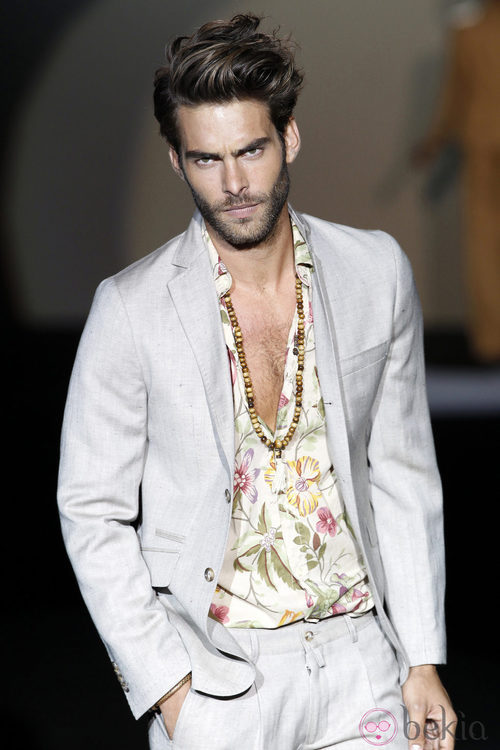Jon Kortajarena con un traje gris de la colección primavera/verano 2014 de Roberto Verino en Madrid Fashion Week
