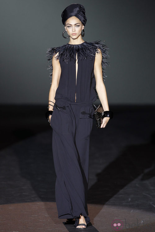 Vestido negro con plumas de la colección primavera/verano 2014 de Roberto Verino en Madrid Fashion Week