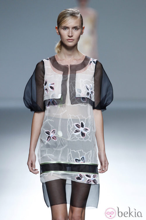 Vestido con flores bordadas de la colección primavera/verano 2014 de Victorio & Lucchino en Madrid Fashion Week