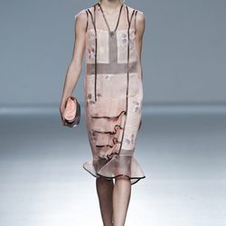 Vestido transparencias con volante de la colección primavera/verano 2014 de Victorio & Lucchino en Madrid Fashion Week