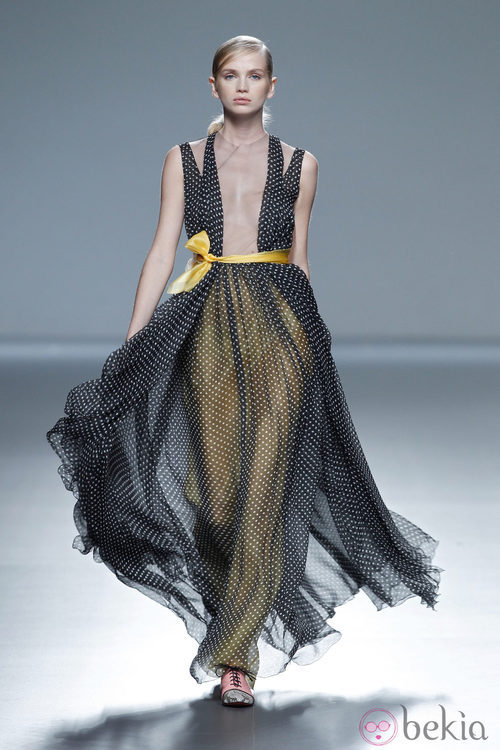 Vestido con forro amarillo de la colección primavera/verano 2014 de Victorio & Lucchino en Madrid Fashion Week