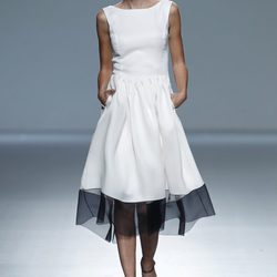 Vestido blanco de la colección primavera/verano 2014 de Victorio & Lucchino en Madrid Fashion Week