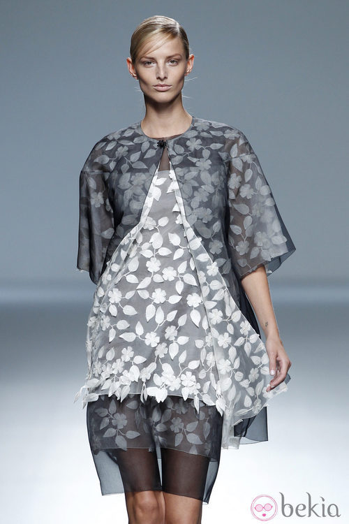 Outfit gris perla y blanco de la colección primavera/verano 2014 de Victorio & Lucchino en Madrid Fashion Week