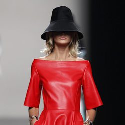 Vestido de cuero rojo de la colección primavera/verano 2014 de Juanjo Oliva en Madrid Fashion Week
