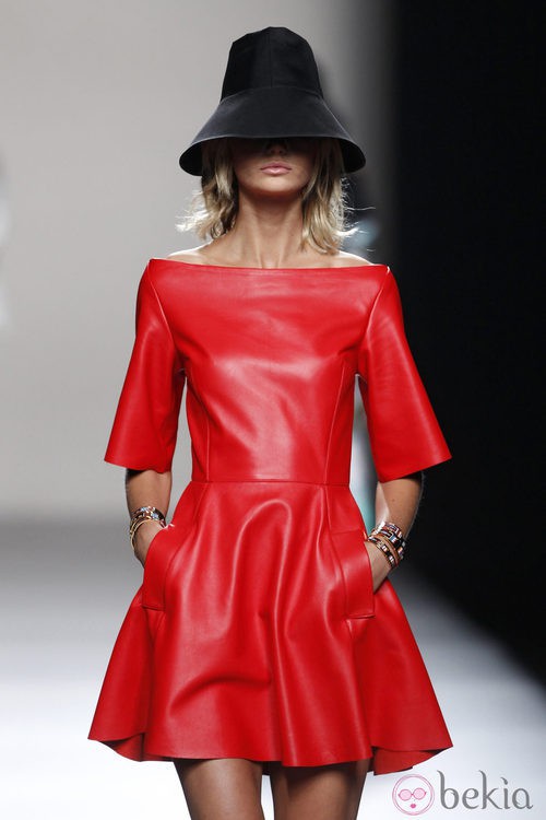 Vestido de cuero rojo de la colección primavera/verano 2014 de Juanjo Oliva en Madrid Fashion Week