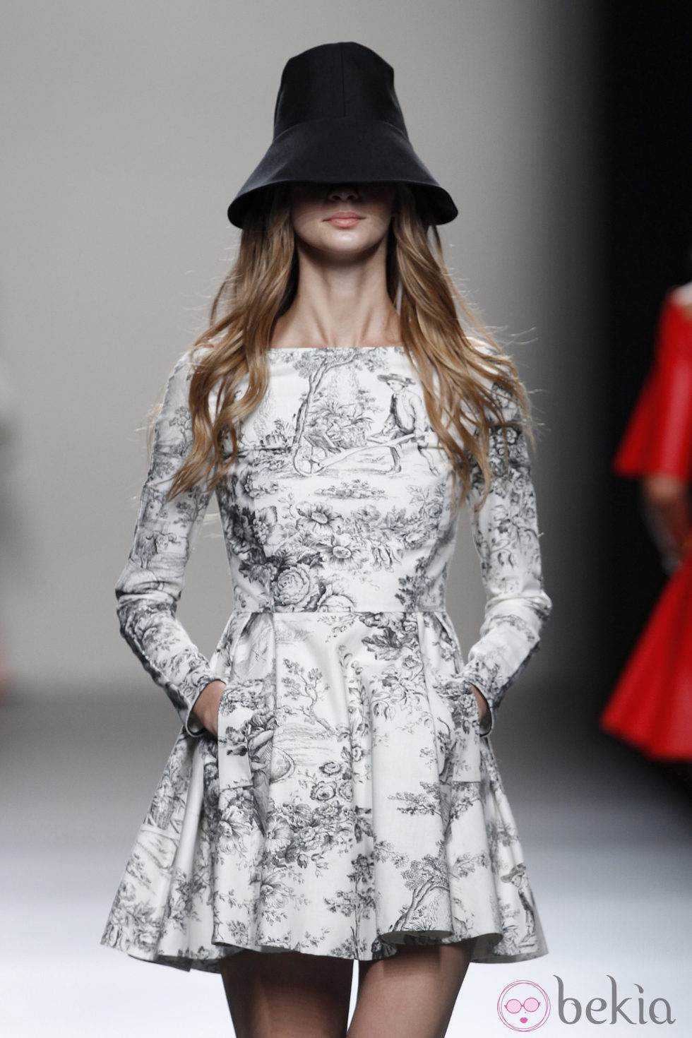 Vestido estampado de la colección primavera/verano 2014 de Juanjo Oliva en Madrid Fashion Week