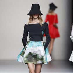 Look de falda de la colección primavera/verano 2014 de Juanjo Oliva en Madrid Fashion Week