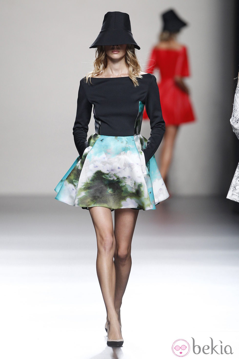 Look de falda de la colección primavera/verano 2014 de Juanjo Oliva en Madrid Fashion Week