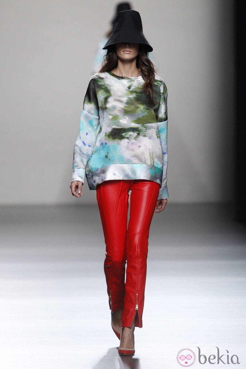 Pantalón de cuero rojo de la colección primavera/verano 2014 de Juanjo Oliva en Madrid Fashion Week
