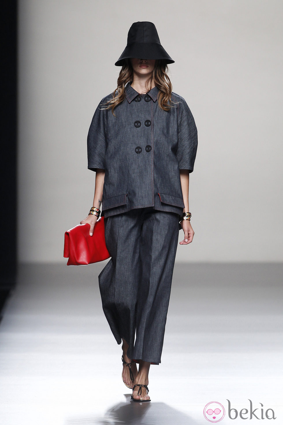 Look denim de la colección primavera/verano 2014 de Juanjo Oliva en Madrid Fashion Week