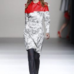 Look pantalón y abrigo de la colección primavera/verano 2014 de Juanjo Oliva en Madrid Fashion Week