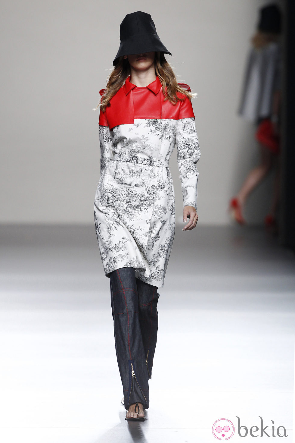 Look pantalón y abrigo de la colección primavera/verano 2014 de Juanjo Oliva en Madrid Fashion Week