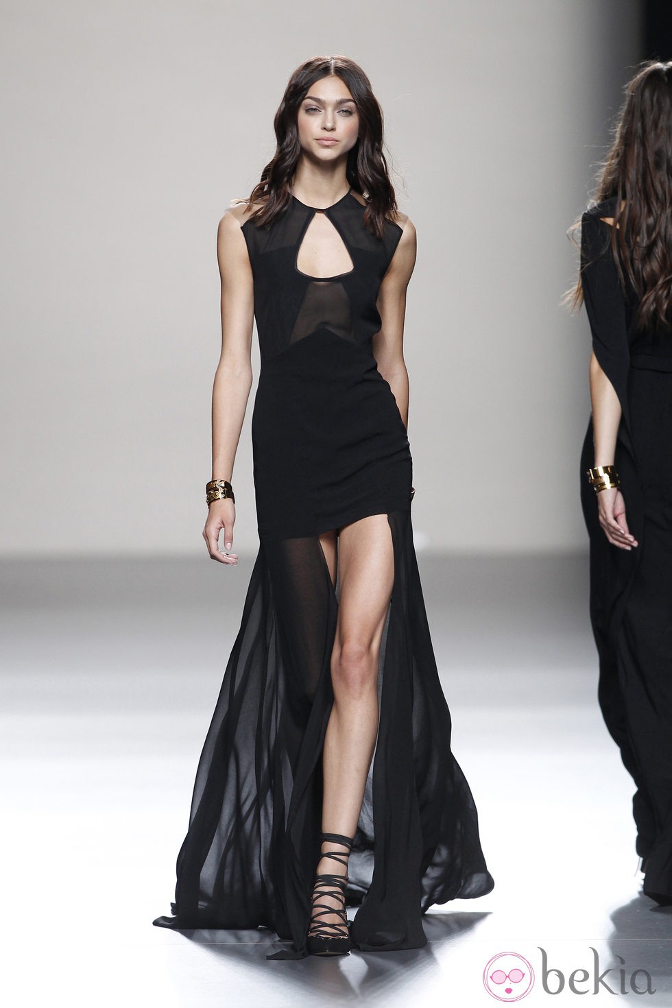 Vestido negro de noche de la colección primavera/verano 2014 de Juanjo Oliva en Madrid Fashion Week