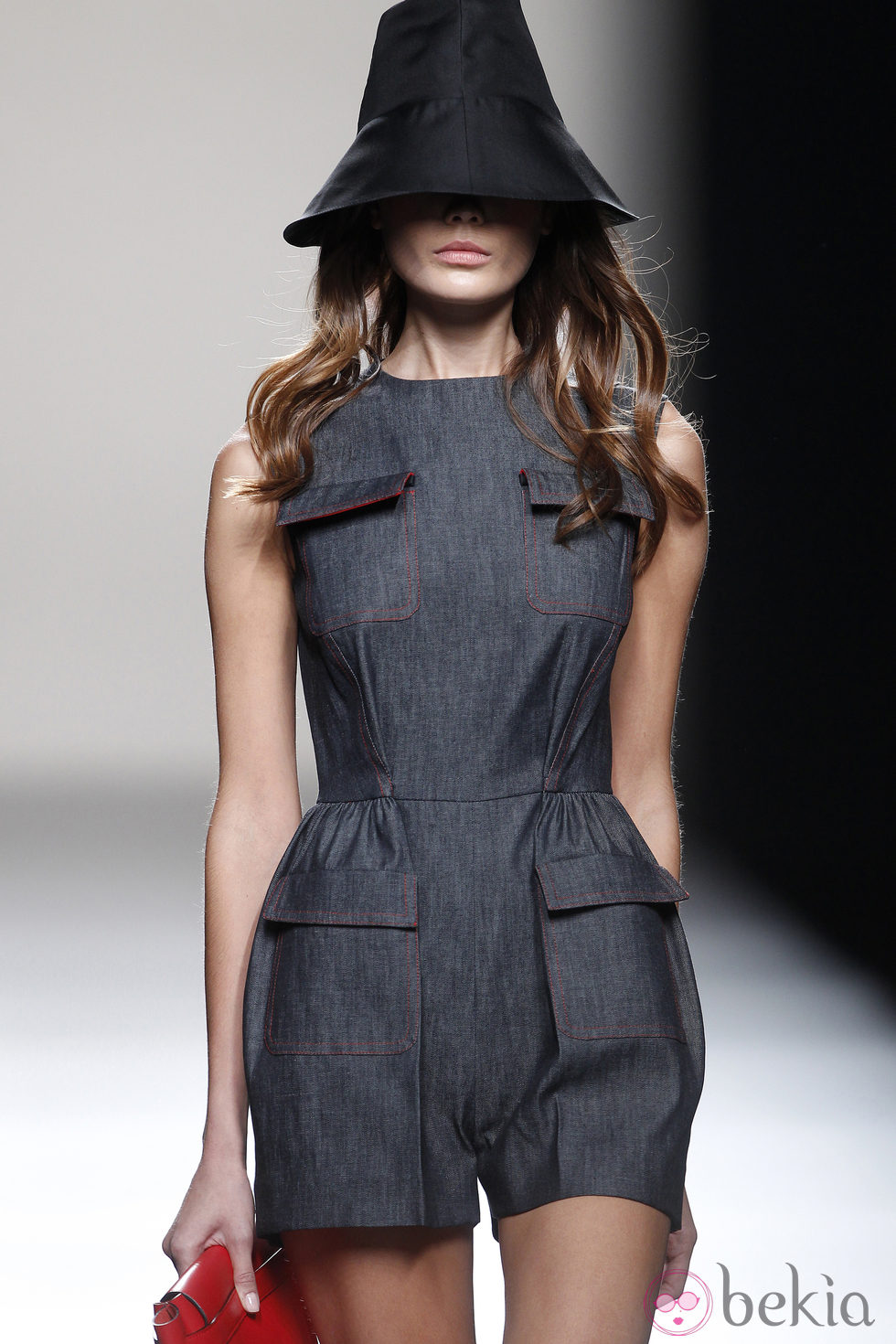 Mono de vestir de la colección primavera/verano 2014 de Juanjo Oliva en Madrid Fashion Week