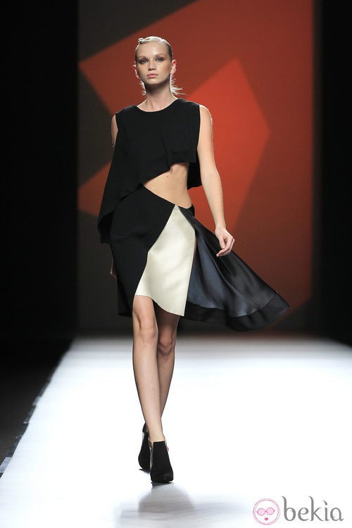 Look bicolor de la colección primavera/verano 2014 de AA de Amaya Arzuaga en Madrid Fashion Week