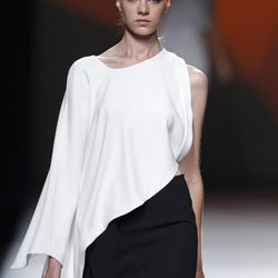 Minifalda y blusa de la colección primavera/verano 2014 de AA de Amaya Arzuaga en Madrid Fashion Week