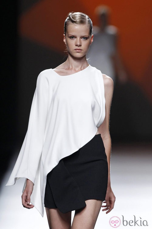 Minifalda y blusa de la colección primavera/verano 2014 de AA de Amaya Arzuaga en Madrid Fashion Week
