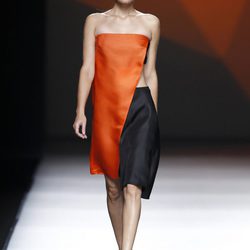 Top naranja de la colección primavera/verano 2014 de AA de Amaya Arzuaga en Madrid Fashion Week
