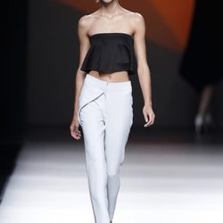 Pantalón blanco de la colección primavera/verano 2014 de AA de Amaya Arzuaga en Madrid Fashion Week