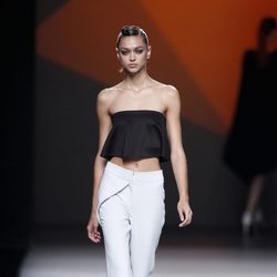 Pantalón blanco de la colección primavera/verano 2014 de AA de Amaya Arzuaga en Madrid Fashion Week
