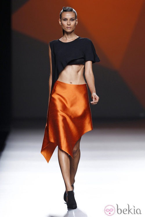 Falda naranja de la colección primavera/verano 2014 de AA de Amaya Arzuaga en Madrid Fahion Week