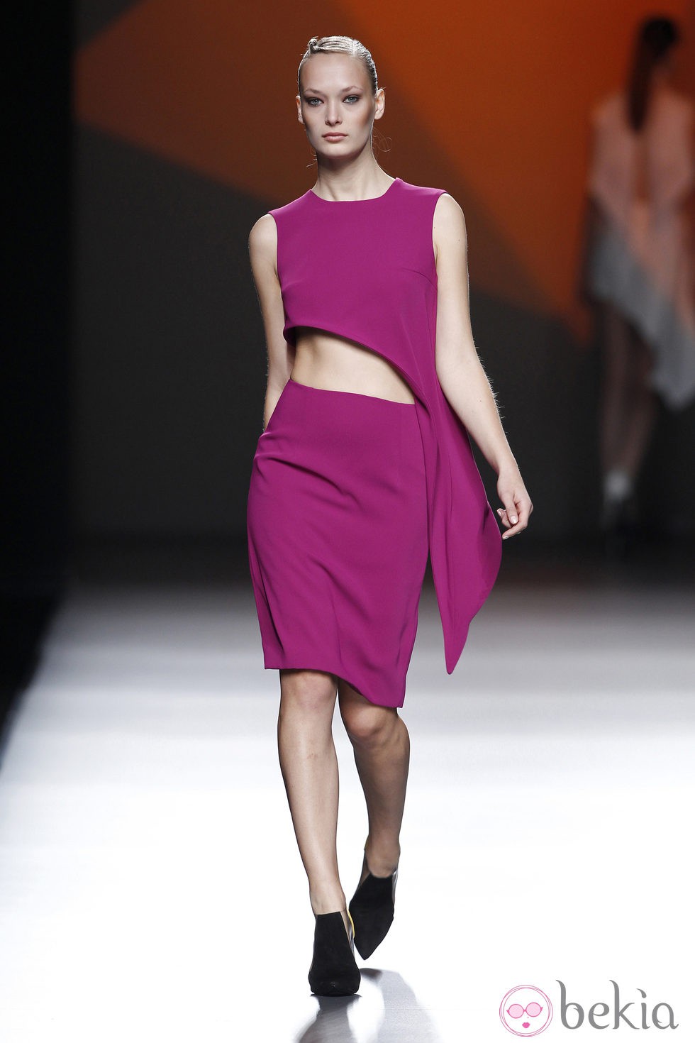 Vestido fucsia de la colección primavera/verano 2014 de AA de Amaya Arzuaga en Madrid Fahion Week