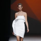 Vestido blanco con volante de la colección primavera/verano 2014 de AA de Amaya Arzuaga en Madrid Fahion Week