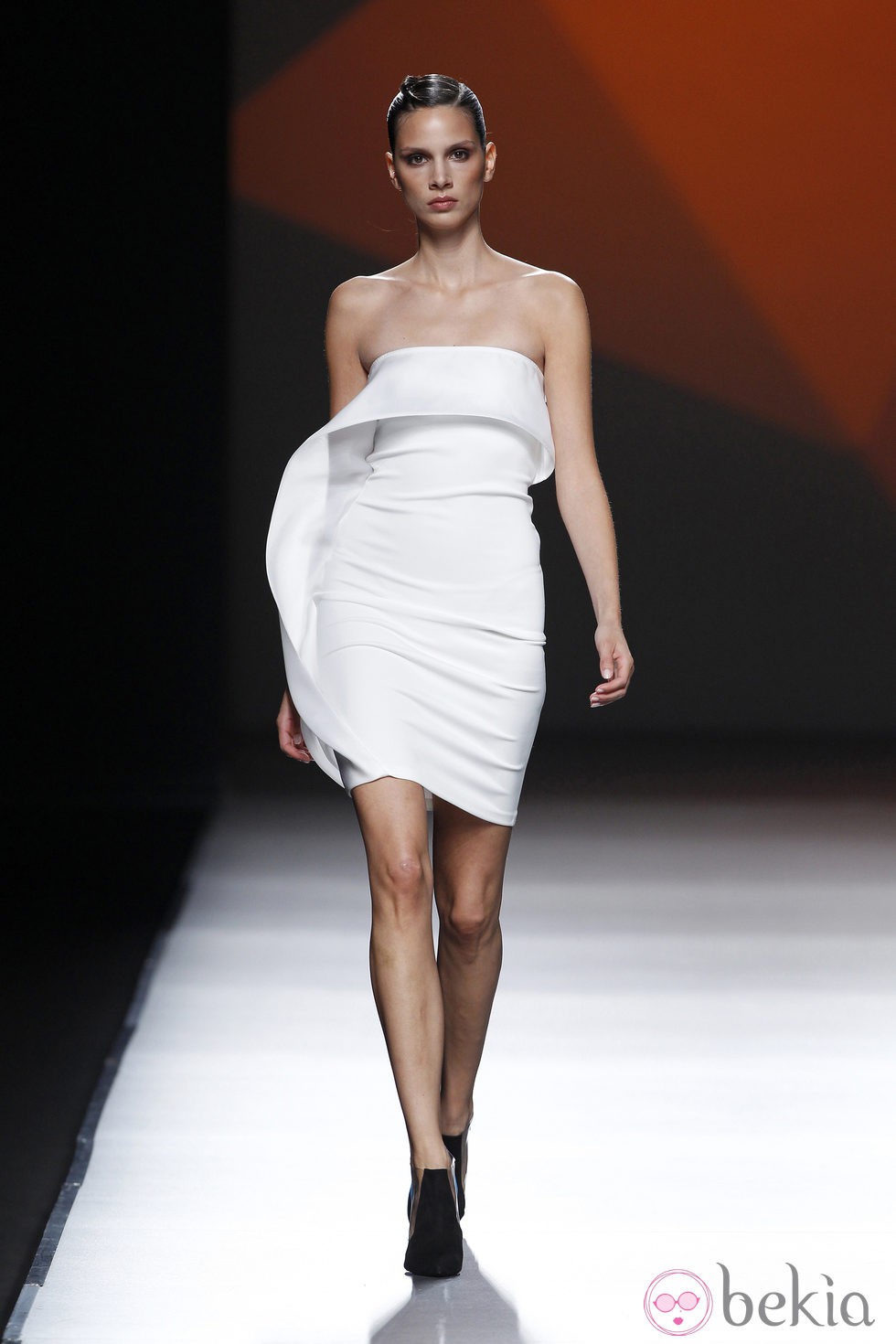 Vestido blanco con volante de la colección primavera/verano 2014 de AA de Amaya Arzuaga en Madrid Fahion Week