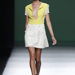 Minivestido blanco y amarillo de la colección primavera/verano 2014 de Devota&Lomba en Madrid Fashion Week