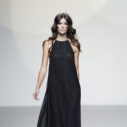 Vestido negro de tirantes de la colección primavera/verano 2014 de Teresa Helbig en Madrid Fashion Week