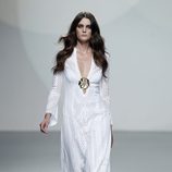 Vestido blanco largo de la colección primavera/verano 2014 de Teresa Helbig en Madrid Fashion Week