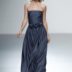 Vestido azul marino de la colección primavera/verano 2014 de Teresa Helbig en Madrid Fashion Week
