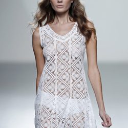 Vestido blanco de bordados de la colección primavera/verano 2014 de Teresa Helbig en Madrid Fashion Week